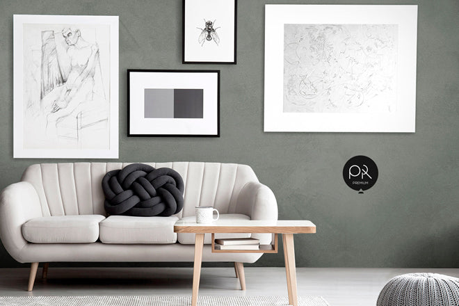 Renovierte Wohnzimmerwand mit makalu pearl grey Wandfolie von Alldecor3d mit aufgehängten Bildern 